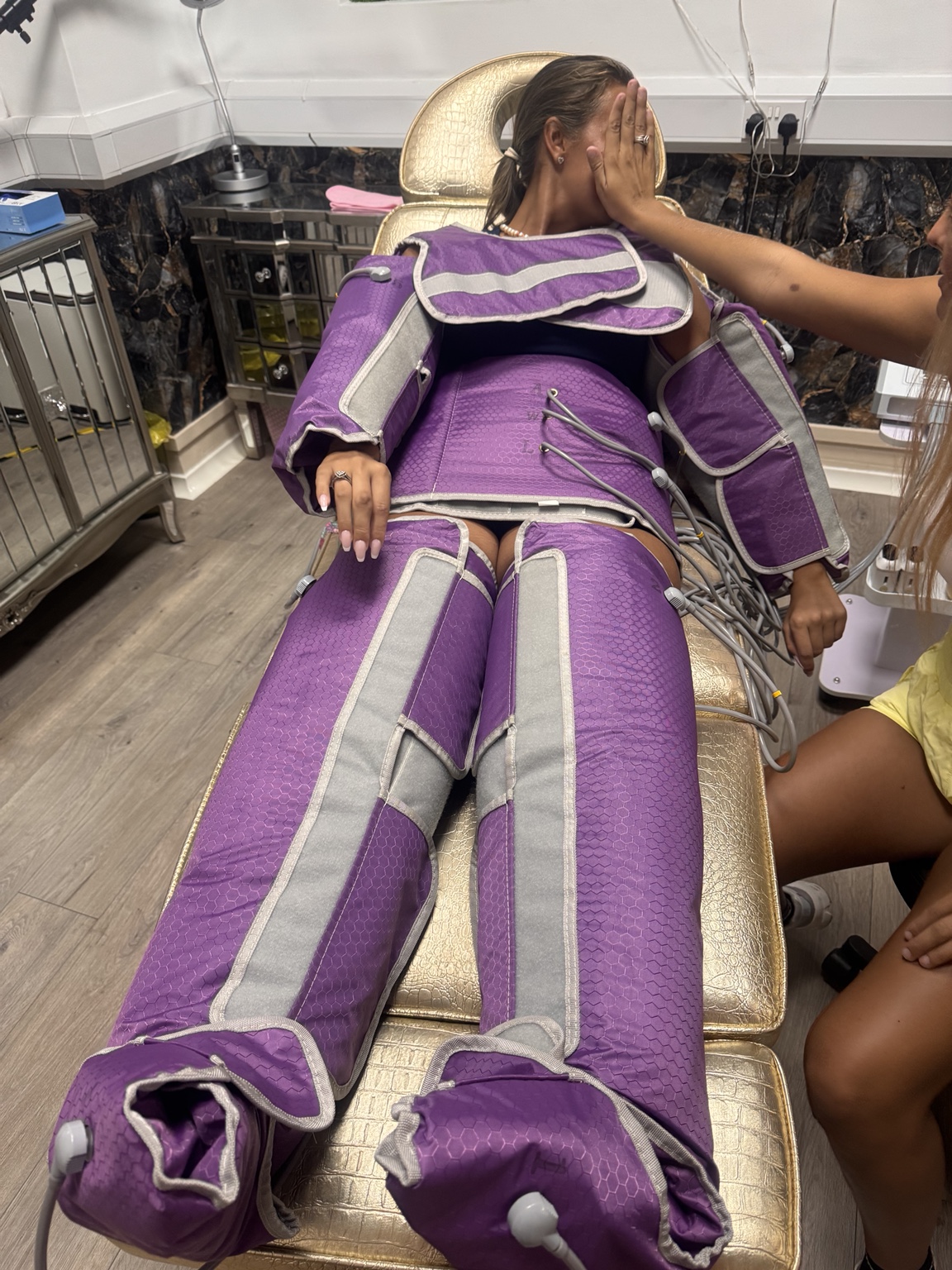 Glow Lounge Pressotherapy